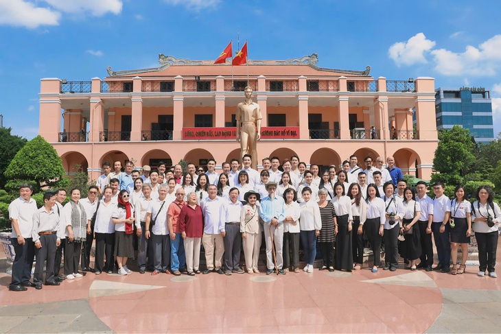 Văn nghệ sĩ TP.HCM dâng hương Chủ tịch Hồ Chí Minh, tham quan dinh Độc Lập - Ảnh 1. Văn nghệ sĩ TP.HCM - Ảnh 1.