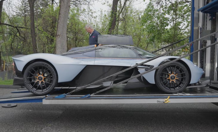 Vệ sinh siêu xe Aston Martin Valkyrie, chuyên viên được dặn không được bấm 2 nút này - Ảnh 2.