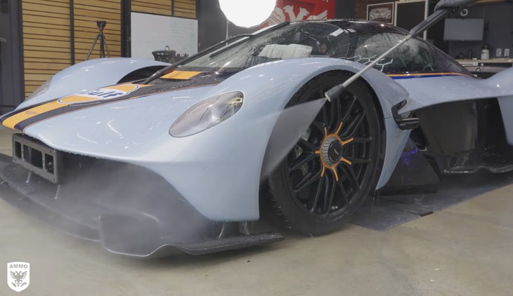 Vệ sinh siêu xe Aston Martin Valkyrie, chuyên viên được dặn không được bấm 2 nút này - Ảnh 7.