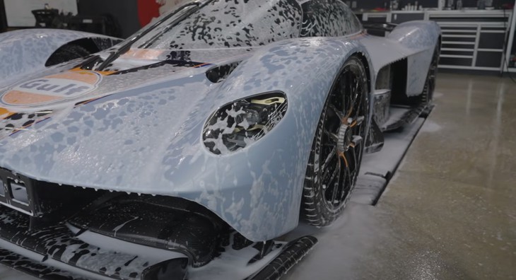 Vệ sinh siêu xe Aston Martin Valkyrie, chuyên viên được dặn không được bấm 2 nút này - Ảnh 9.