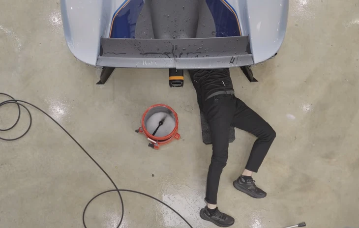 Vệ sinh siêu xe Aston Martin Valkyrie, chuyên viên được dặn không được bấm 2 nút này - Ảnh 6.