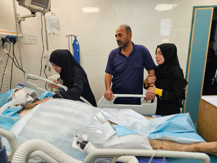 Một bác sĩ ở Gaza mất 9 người con vì Israel không kích - Ảnh 1.