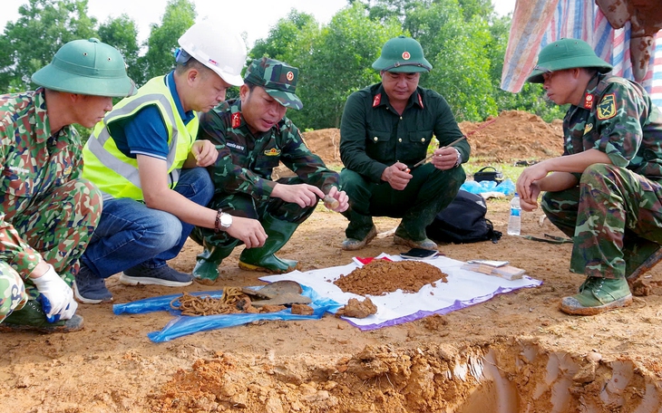 An táng 10 hài cốt liệt sĩ được tìm thấy cùng di vật có tên, có di vật của nữ - Ảnh 2.