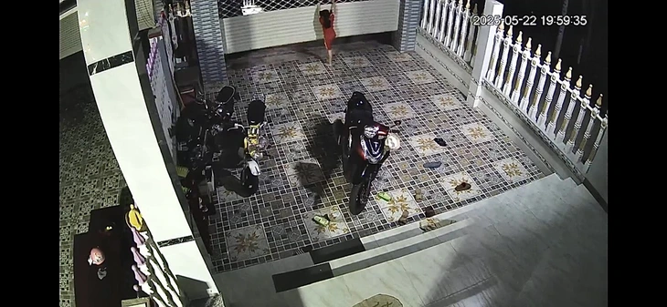 Đu lên cửa cuốn, bé gái 8 tuổi bị cuốn lên cao, ngưng tim nguy kịch - Ảnh 1.