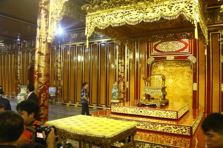 Ngai vàng triều Nguyễn làm bằng gỗ gì, sao dễ gãy vậy? - Ảnh 1.