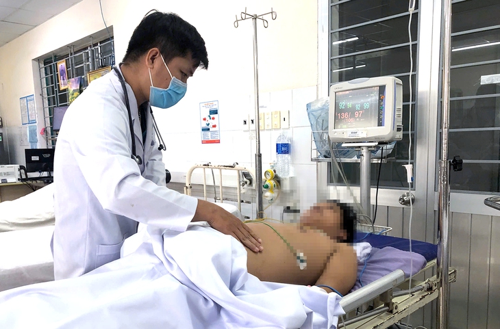 Người đàn ông bị bắn bằng súng tự chế gây rách gan, phổi - Ảnh 1.