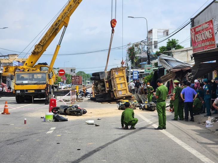 Tai nạn xe tải tông xe máy nằm la liệt: Người tử vong là chủ tiệm tạp hóa - Ảnh 5.
