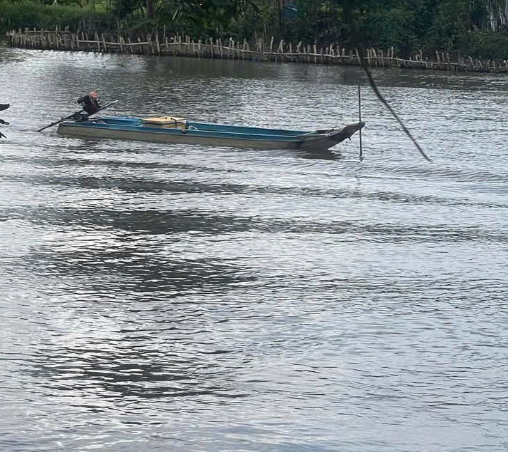 Đò đưa khách sang sông tông vào người đang thả lưới tử vong - Ảnh 1.
