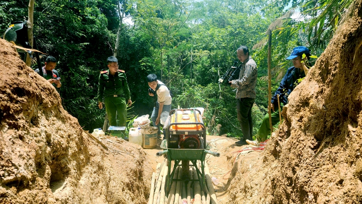 'Vàng tặc' rừng Đak Sơmei bỏ hầm tẩu thoát trước khi đoàn kiểm tra đến - Ảnh 3.
