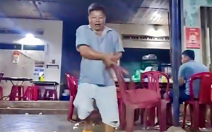 Vụ chủ quán cơm gà ở Bình Định cầm ghế đánh khách: Xác minh bước đầu của công an thế nào? - Ảnh 2.