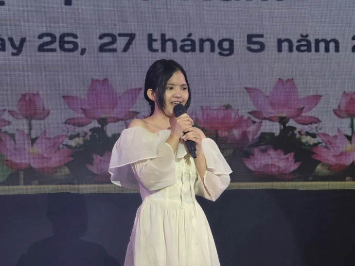 Nghệ sĩ Lê Tứ: Ngồi chấm thi mà rơi nước mắt, các thí sinh khuyết tật quá giỏi - Ảnh 2. Nghệ sĩ Lê Tứ: Ngồi chấm thi mà rơi nước mắt, các thí sinh khuyết tật quá giỏi - Ảnh 2.