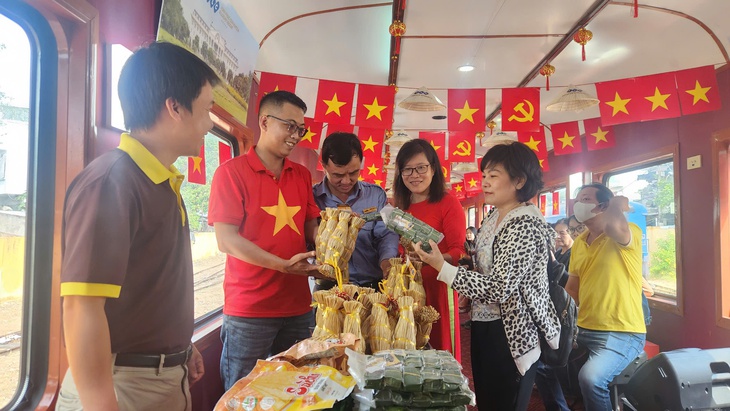tàu du lịch - Ảnh 1.