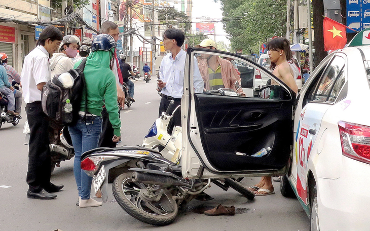 Tài xế mở cửa xe ô tô, đẩy người đi xe máy ngã lăn ra đường - Ảnh 3.