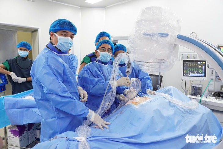 Tán sỏi thận bằng laser qua da cho 2 bệnh nhân ở Đồng bằng sông Cửu Long - Ảnh 1.