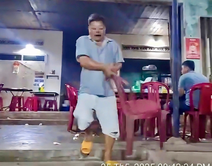 Khách nói giá cơm gà đắt, bị chủ quán cơm ở Bình Định cầm ghế đánh tới tấp - Ảnh 1. Khách nói giá cơm gà đắt, bị chủ quán cơm ở Bình Định cầm ghế đánh tới tấp - Ảnh 1.