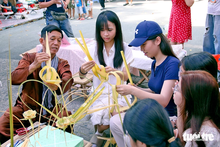 Tết Đoan ngọ, đến Thảo cầm viên chơi tò he, làm cào cào lá dừa - Ảnh 2.