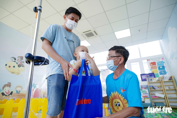 Bệnh nhi ung thư háo hức nhận quà Tết Thiếu nhi sớm - Ảnh 1. Bệnh nhi ung thư háo hức nhận đúng món quà mong ước dịp Tết Thiếu nhi - Ảnh 1.