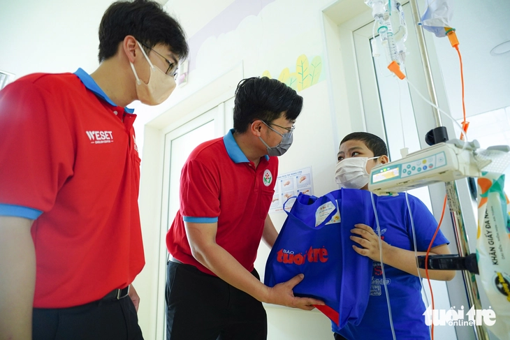 Bệnh nhi ung thư háo hức nhận quà Tết Thiếu nhi sớm - Ảnh 3. Bệnh nhi ung thư háo hức nhận đúng món quà mong ước dịp Tết Thiếu nhi - Ảnh 3.
