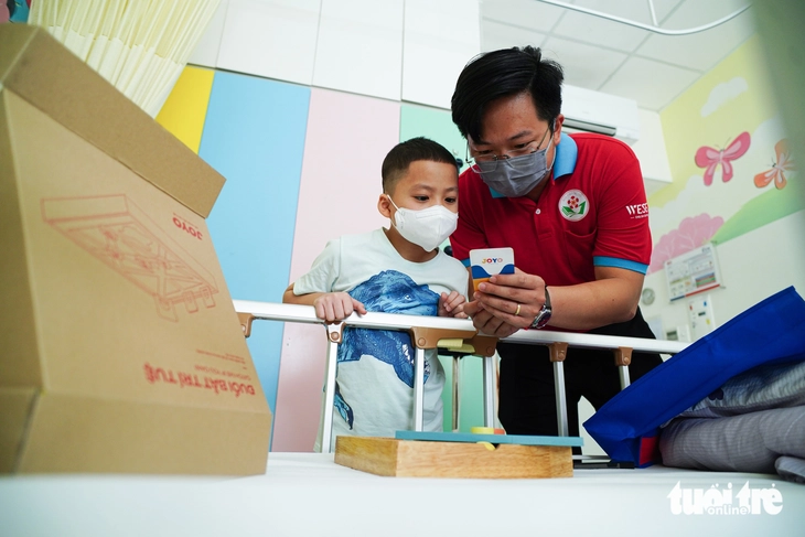 Bệnh nhi ung thư háo hức nhận quà Tết Thiếu nhi sớm - Ảnh 7. Bệnh nhi ung thư háo hức nhận đúng món quà mong ước dịp Tết Thiếu nhi - Ảnh 8.