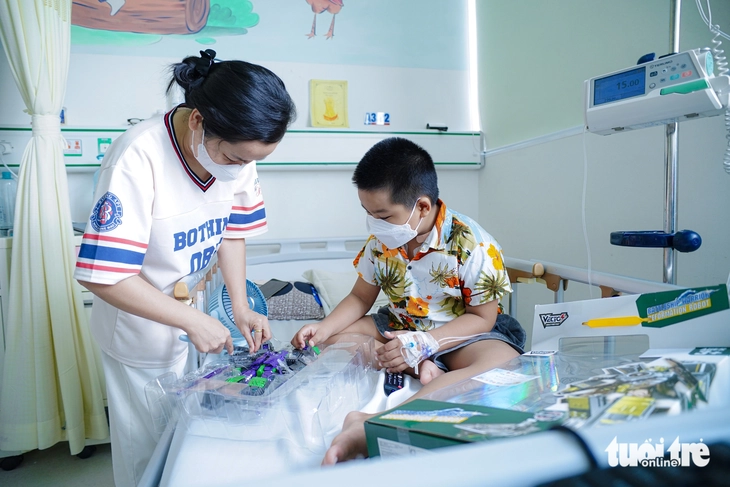Bệnh nhi ung thư háo hức nhận quà Tết Thiếu nhi sớm - Ảnh 9. Bệnh nhi ung thư háo hức nhận đúng món quà mong ước dịp Tết Thiếu nhi - Ảnh 10.