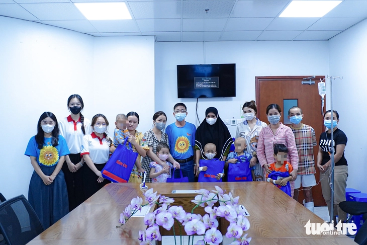 Bệnh nhi ung thư háo hức nhận quà Tết Thiếu nhi sớm - Ảnh 11. Bệnh nhi ung thư háo hức nhận đúng món quà mong ước dịp Tết Thiếu nhi - Ảnh 12.