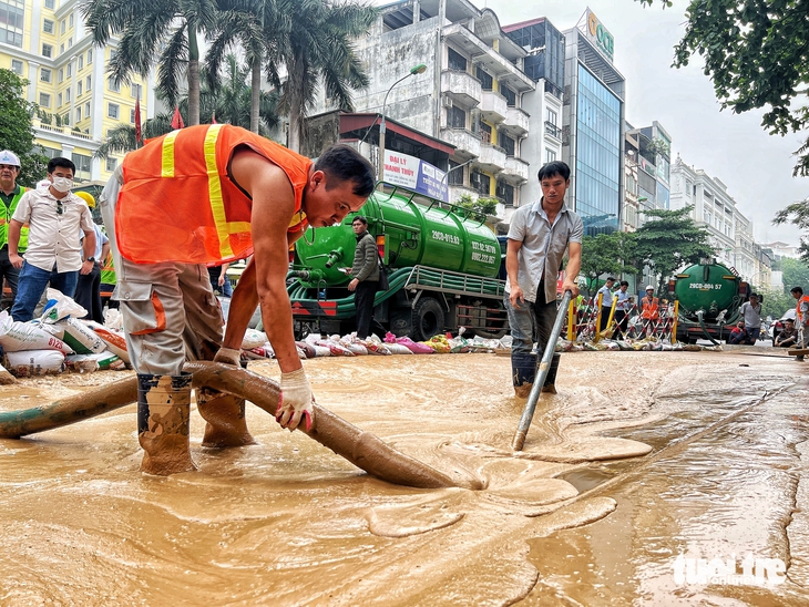 Người dân kể khoảnh khắc bùn phun lên gần nơi đào hầm metro Nhổn - ga Hà Nội - Ảnh 1.