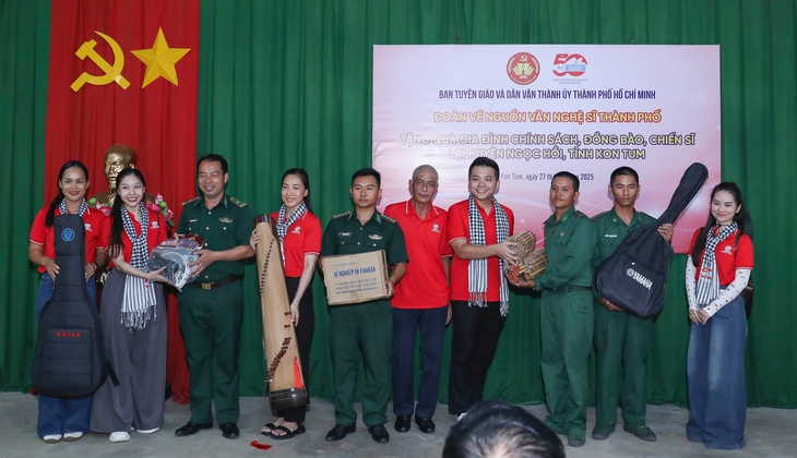 Thiêng liêng lễ chào cờ ở cột cờ cửa khẩu Bờ Y - Ảnh 3. lễ chào cờ - Ảnh 3.