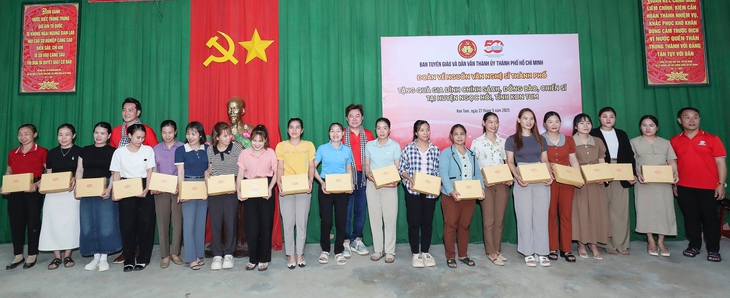 Thiêng liêng lễ chào cờ ở cột cờ cửa khẩu Bờ Y - Ảnh 6. lễ chào cờ - Ảnh 6.