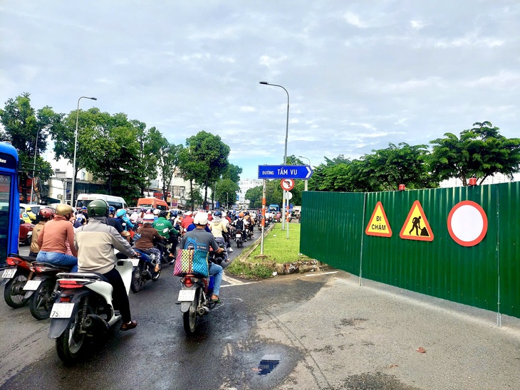 Đóng đường chui Tầm Vu để nâng tĩnh không cầu Bình Triệu 1, lộ trình thay thế ra sao? - Ảnh 2.