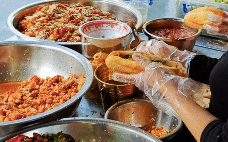 Xếp hàng dài để được thưởng thức món bánh canh 'thần thánh' - Ảnh 4.