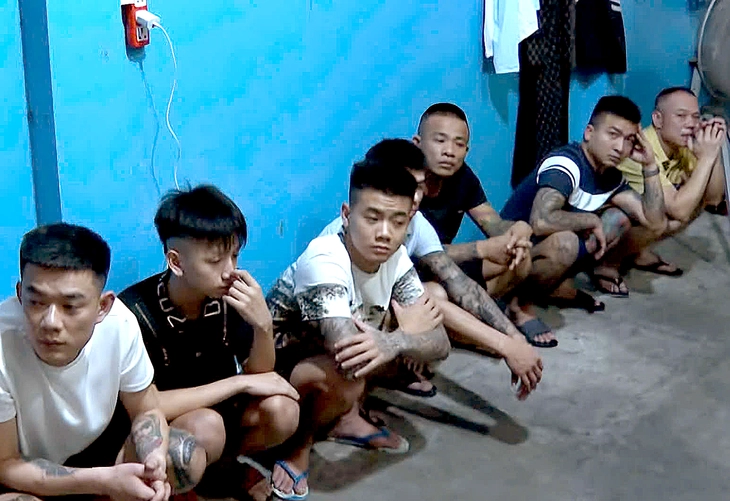 Khởi tố 14 nghi phạm trong đường dây bắt giữ người trái pháp luật, ép làm nhân viên quán karaoke - Ảnh 1.