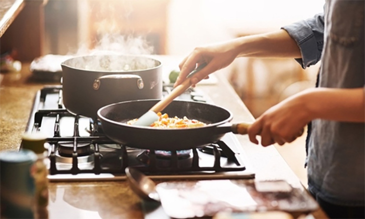 Đứng nấu bếp nhiều có thể làm tăng nguy cơ sa sút trí tuệ? - Ảnh 1.