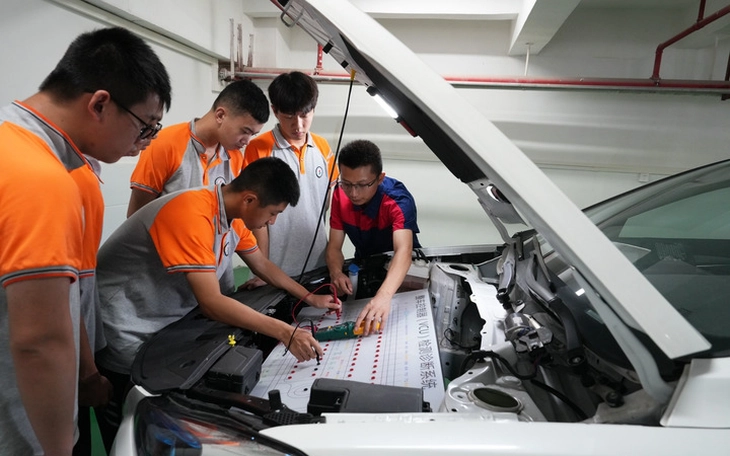 Học viện đồ nướng, tôm hùm, mì cháy: Trung Quốc 'nâng cấp' nghề phổ thông thành nghề danh giá - Ảnh 3.