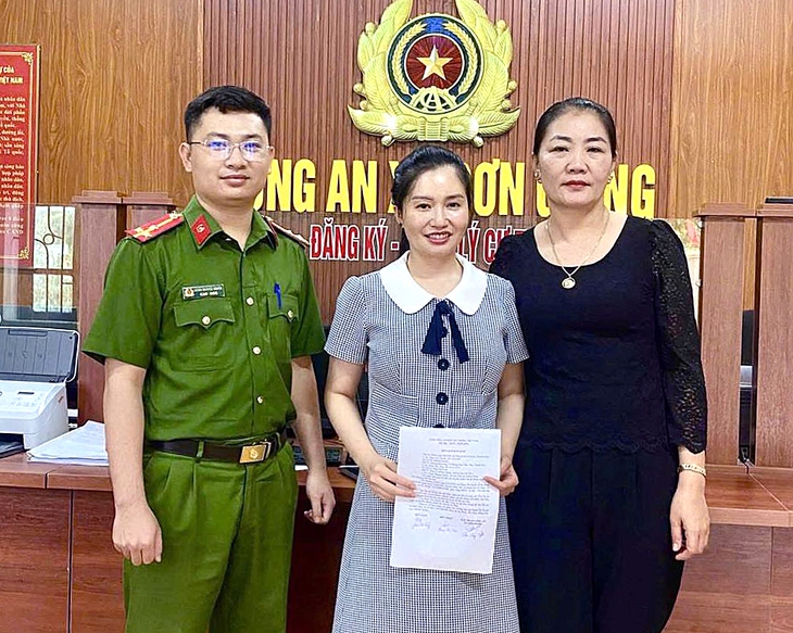 Bất ngờ nhận được 1,5 tỉ đồng từ tài khoản lạ, người phụ nữ đi báo công an - Ảnh 1.