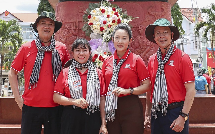 Thiêng liêng lễ chào cờ ở cột cờ cửa khẩu Bờ Y - Ảnh 9.