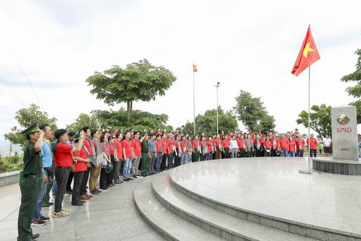Thiêng liêng lễ chào cờ ở cột cờ cửa khẩu Bờ Y - Ảnh 1. lễ chào cờ - Ảnh 1.