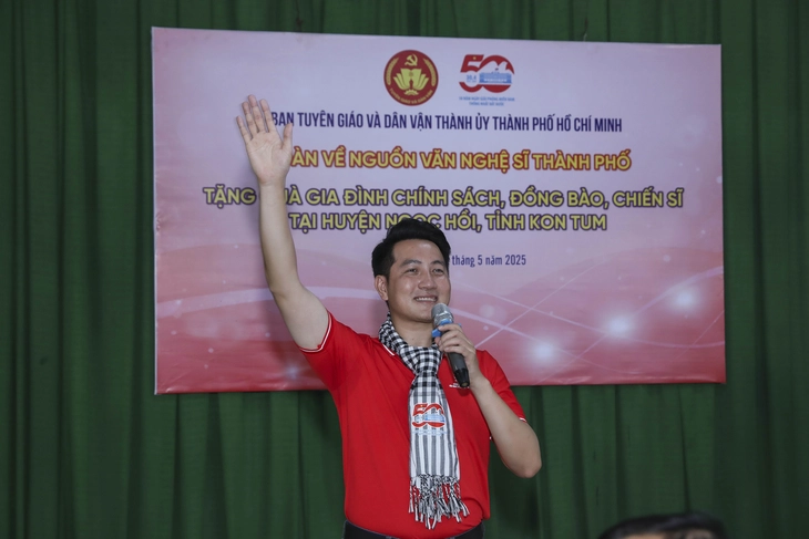 Thiêng liêng lễ chào cờ ở cột cờ cửa khẩu Bờ Y - Ảnh 4. lễ chào cờ - Ảnh 4.