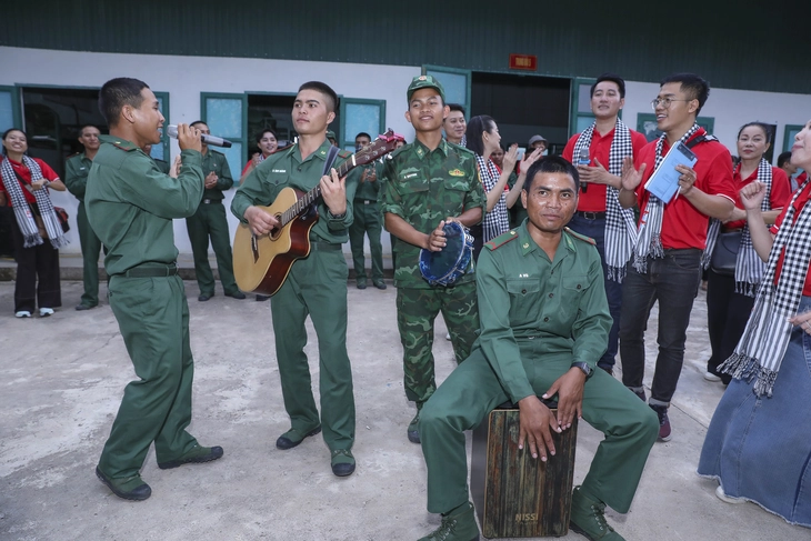 Thiêng liêng lễ chào cờ ở cột cờ cửa khẩu Bờ Y - Ảnh 8. lễ chào cờ - Ảnh 8.