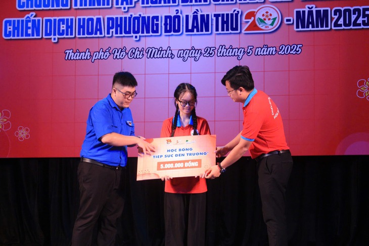 Nữ sinh gây xúc động ở lễ trưởng thành: “Tôi biết ơn sâu sắc vì sự hỗ trợ đúng lúc của báo Tuổi Trẻ” - Ảnh 3. Nữ sinh gây xúc động ở lễ trưởng thành: Em không còn cô đơn nữa - Ảnh 3.