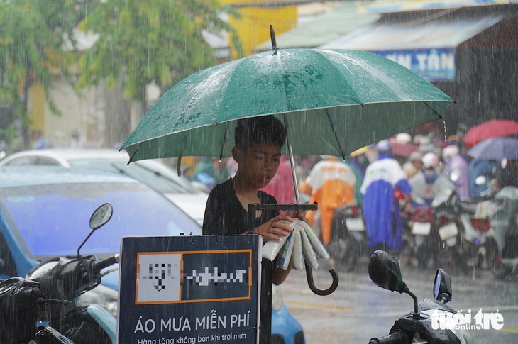 Áo mưa miễn phí cho người đi đường ở miền Tây - Ảnh 5.