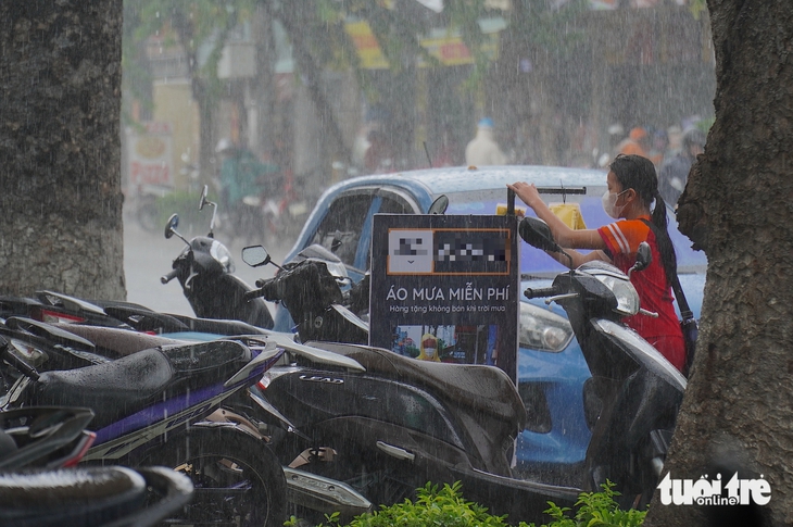 Áo mưa miễn phí cho người đi đường ở miền Tây - Ảnh 4.