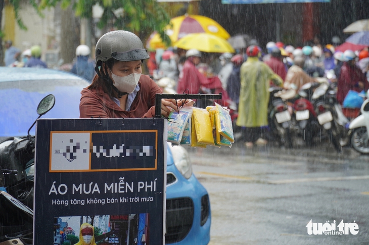 áo mưa miễn phí - Ảnh 1.