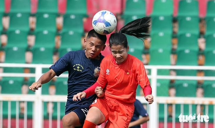 Tuyển U19 nữ Việt Nam thắng đậm đội bóng nam - Ảnh 1.