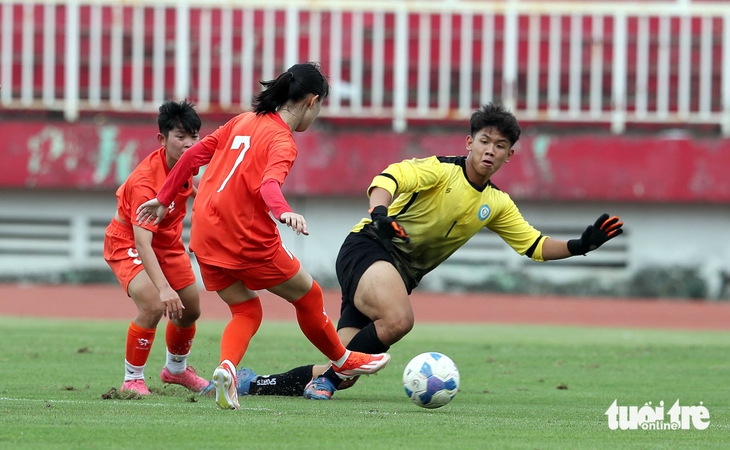 Tuyển U19 nữ Việt Nam thắng đậm đội bóng nam - Ảnh 2.
