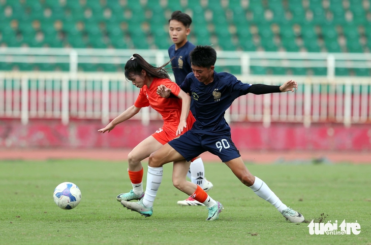 Tuyển U19 nữ Việt Nam thắng đậm đội bóng nam - Ảnh 4.