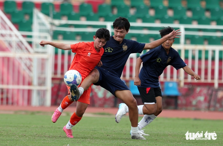 Tuyển U19 nữ Việt Nam thắng đậm đội bóng nam - Ảnh 5.