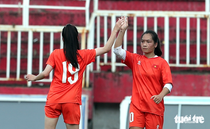 Tuyển U19 nữ Việt Nam thắng đậm đội bóng nam - Ảnh 6.