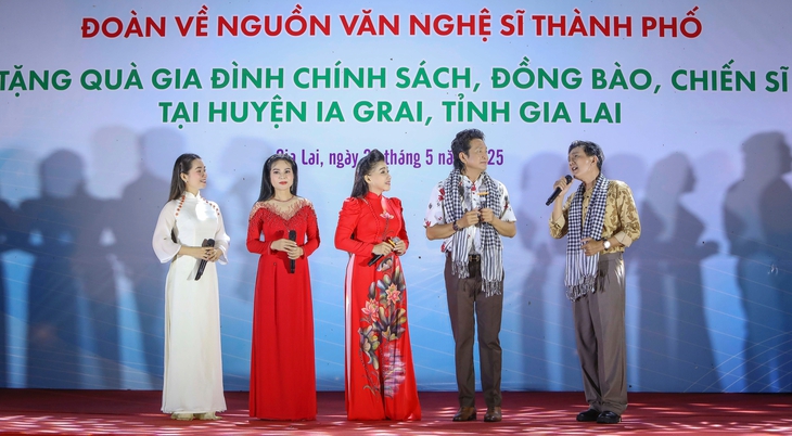 Người dân Gia Lai đội mưa xem Trọng Phúc, Phượng Loan ca vọng cổ - Ảnh 1. Gia Lai - Ảnh 1.