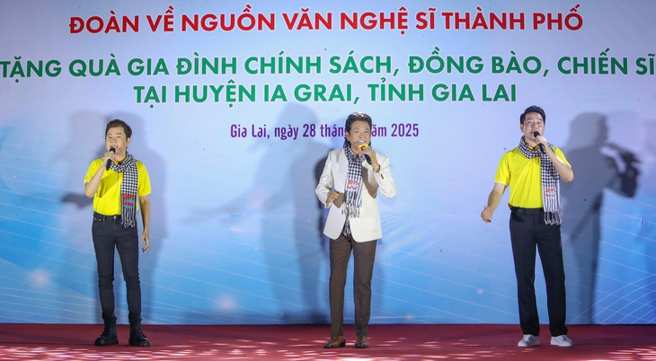 Người dân Gia Lai đội mưa xem Trọng Phúc, Phượng Loan ca vọng cổ - Ảnh 3. Người dân Gia Lai đội mưa xem nghệ sĩ TP.HCM biểu diễn - Ảnh 3.