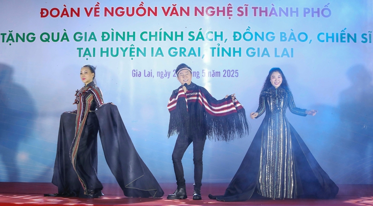 Người dân Gia Lai đội mưa xem Trọng Phúc, Phượng Loan ca vọng cổ - Ảnh 6. Gia Lai - Ảnh 6.